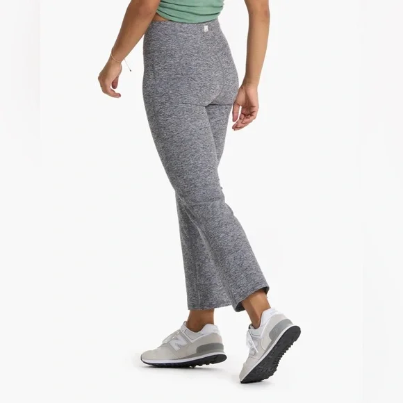 Vuori Womens Mid Rise Elevation Slim Bootcut Leggings in Heather Grey Leggings